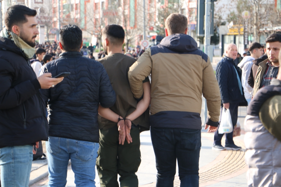 Diyarbakır’da polise taş attığı tespit edilen 200’e yakın kişi gözaltına alındı