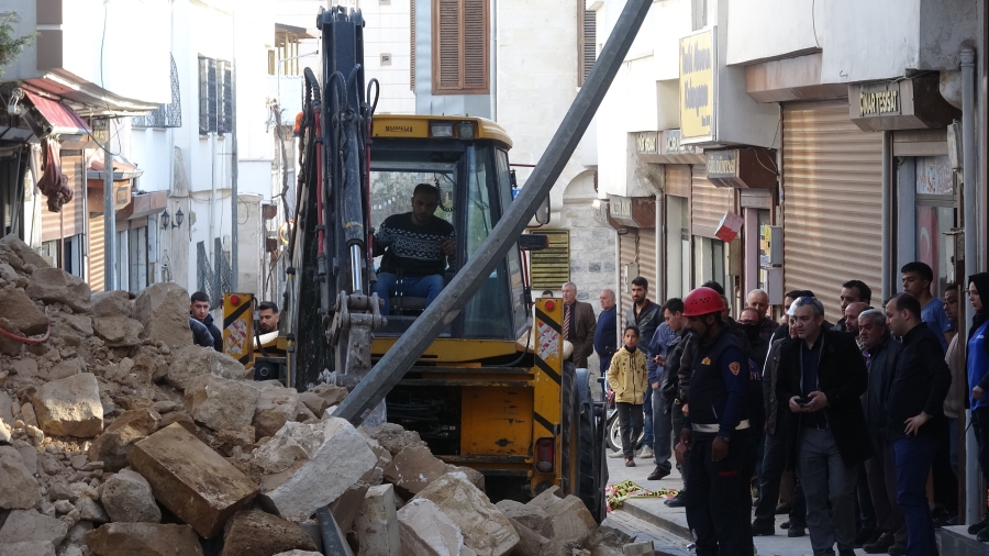 Depremde hasar gören bin 500 yıllık caminin duvarı çöktü