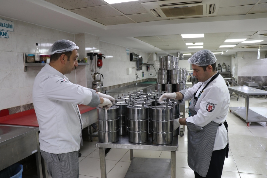 Sıcak yemekler iftar öncesi hanelere ulaştırılıyor