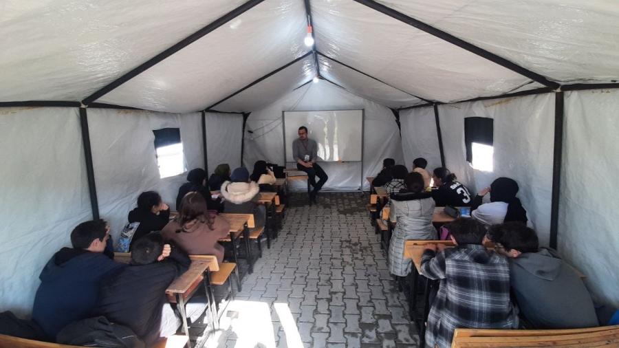 Adıyaman’da bin öğrenci çadır sınıflarda destek ve yetiştirme kurslarına başladı