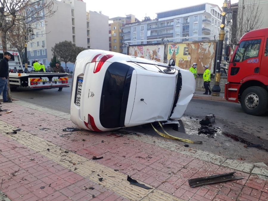 Siirt’te kaldırıma uçan otomobil ağaçları yerinden söktü: 2 yaralı