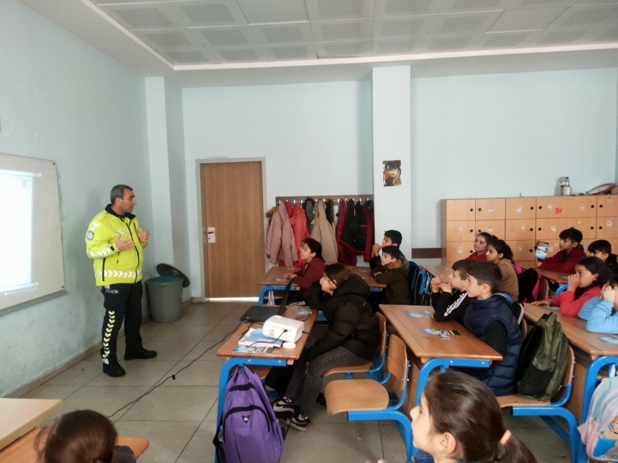 Sason'da polislerinden öğrencilere trafik eğitimi