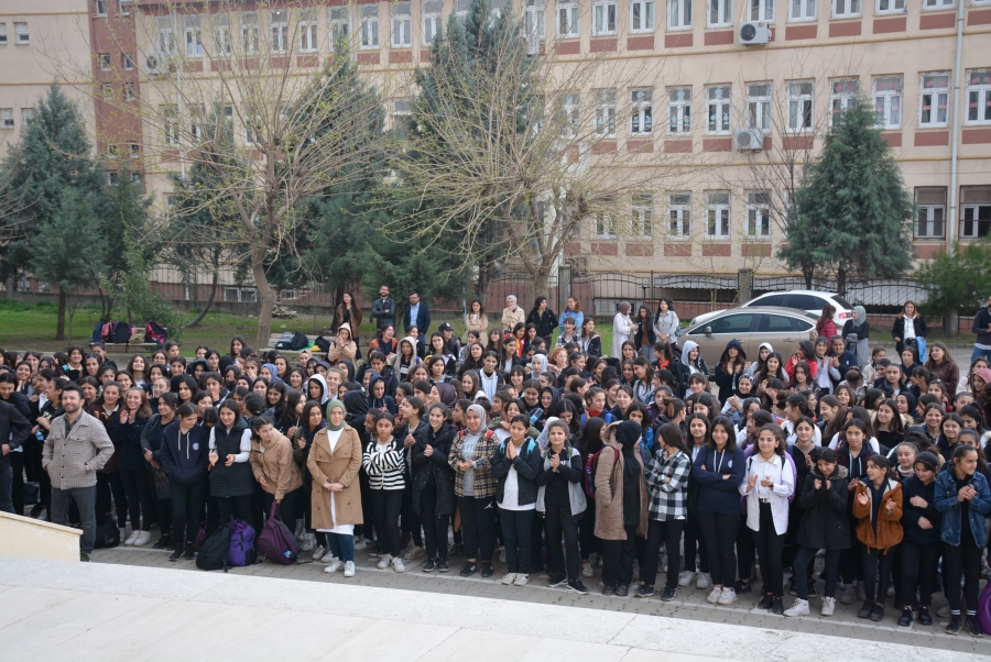 Silopi’de ‘Okulda Bir Gün' adlı tiyatro gösterimi sahnelendi