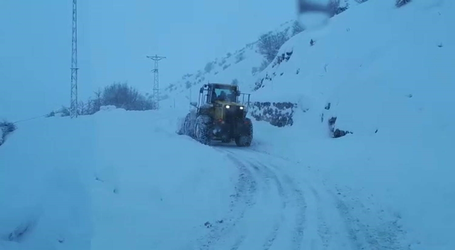 Siirt'te kar yolları kapattı, ekipler seferber oldu