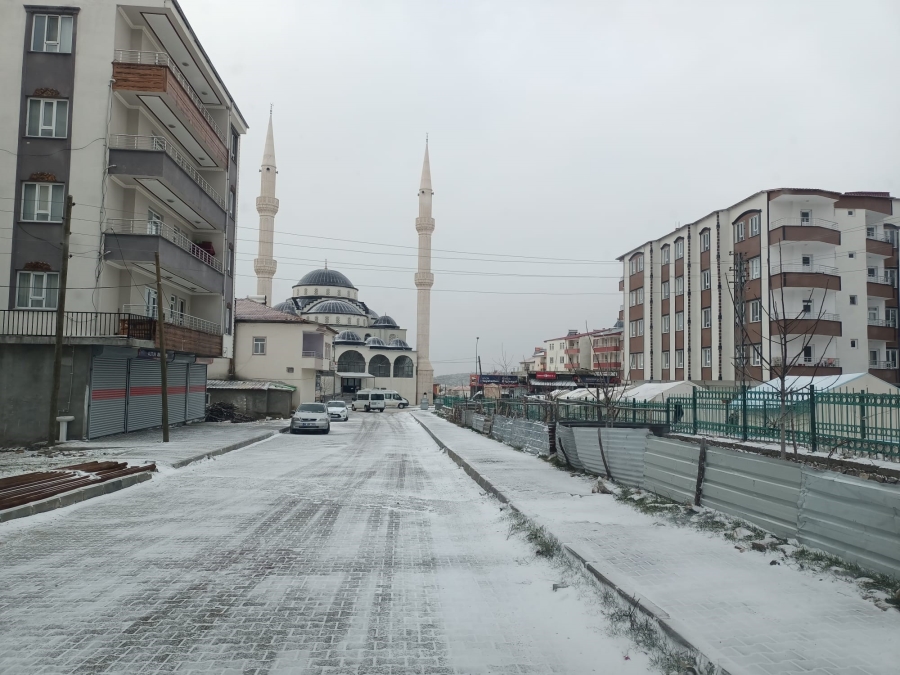 Sincik ilçesinde kar yağışı başladı