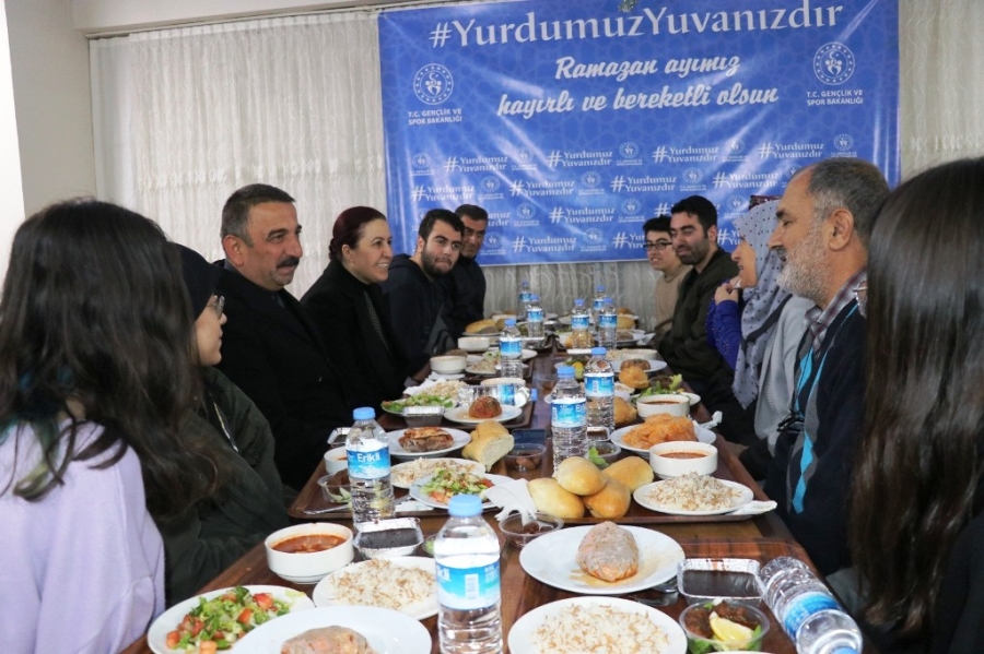 Siirt Valisi Hacıbektaşoğlu, KYK yurtlarına yerleştirilen afetzede ailelerle iftar yaptı