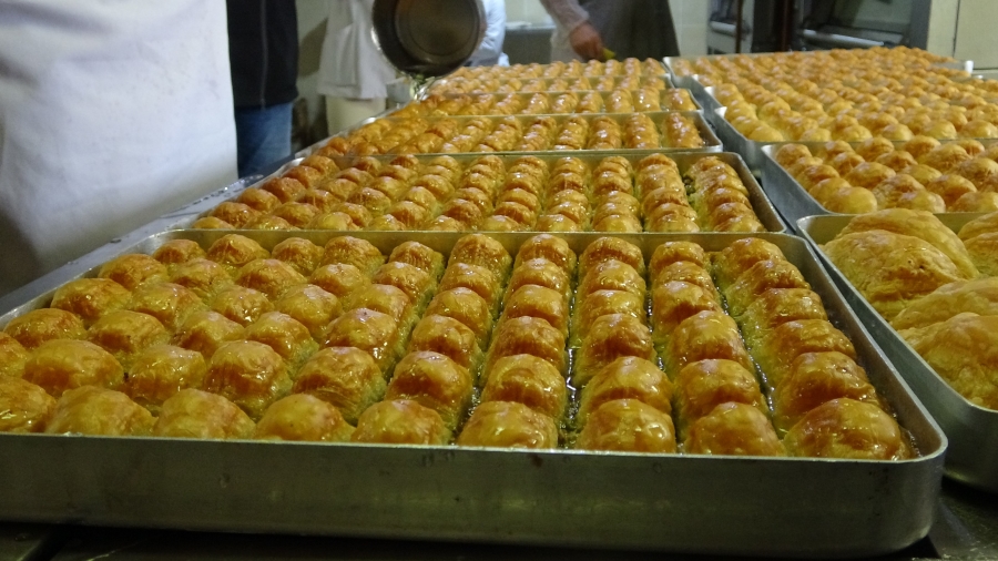 Diyarbakır’dan çıkan ‘karamelli baklava’ ve ‘karamelli kadayıf’ masalarda yerini aldı