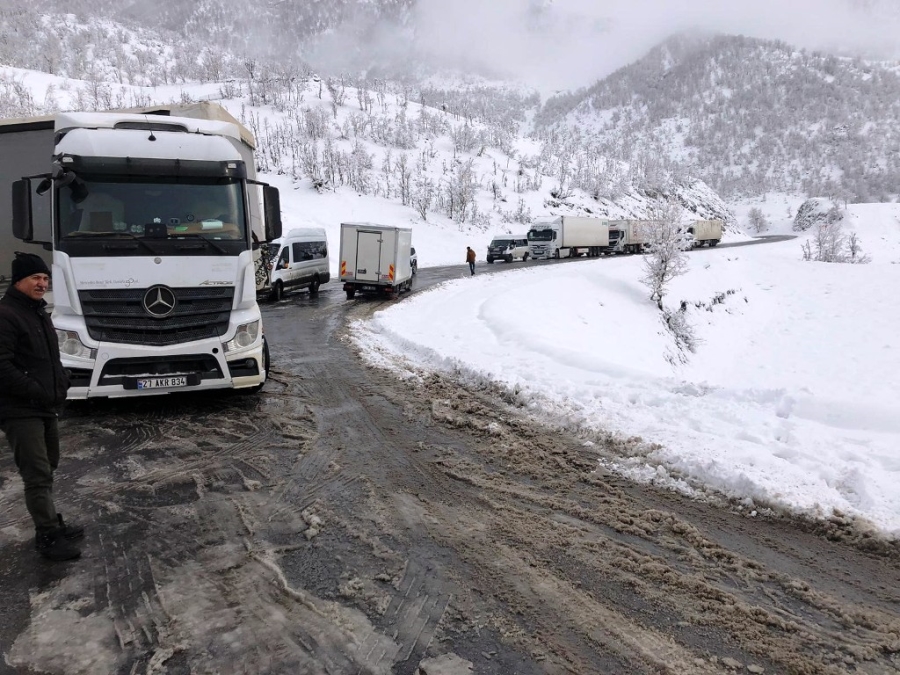 Buzlu rampadan çıkamayan tır yolu kapattı, uzun araç kuyrukları oluştu