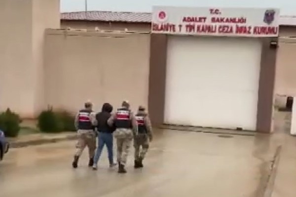 Operasyonda çok miktarda uyuşturucu madde ile suç unsuru malzeme ele geçirildi