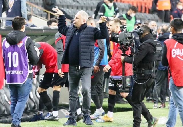 Futbolun hırçın ve renkli teknik adamı Sumudica, Gaziantep'i zirveye taşıdı   oldu