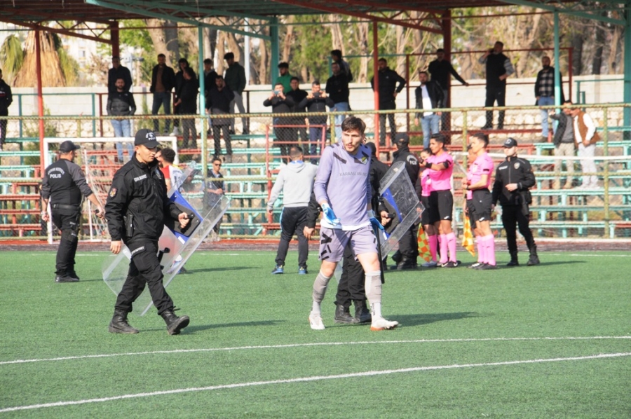 Teknik Direktör, Futbolcularına Küfreden Rakip Kaleciyi Saha İçinde Kovaladı