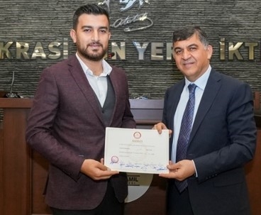 Fadıloğlu, yeni meclis üyelerine mazbatalarını teslim etti