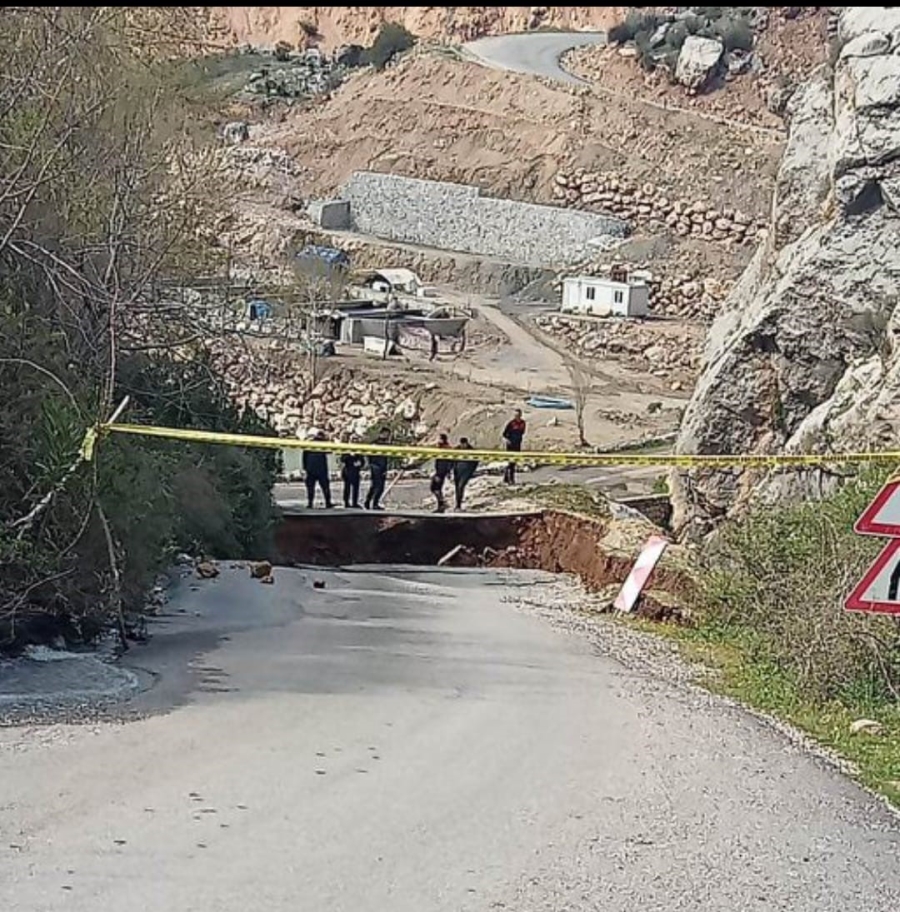 Kahta'da köylere ulaşım sağlayan yol heyelan nedeniyle kapandı