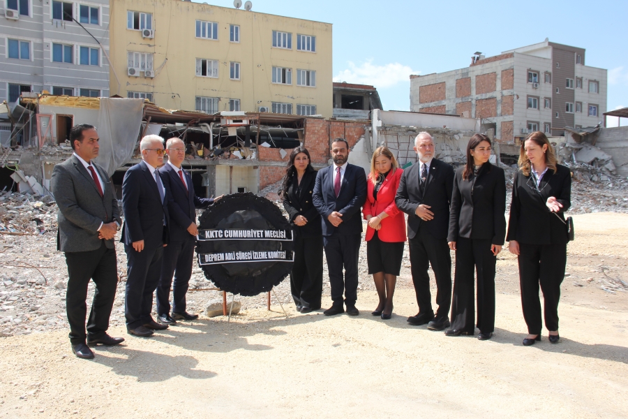 KKTC komite üyeleri İsias Otel’in bulunduğu alana siyah çelenk bıraktı