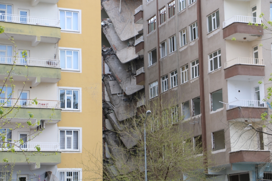 Diyarbakır'da bir bölümü çöken bina sakinleri yıkım için imzada