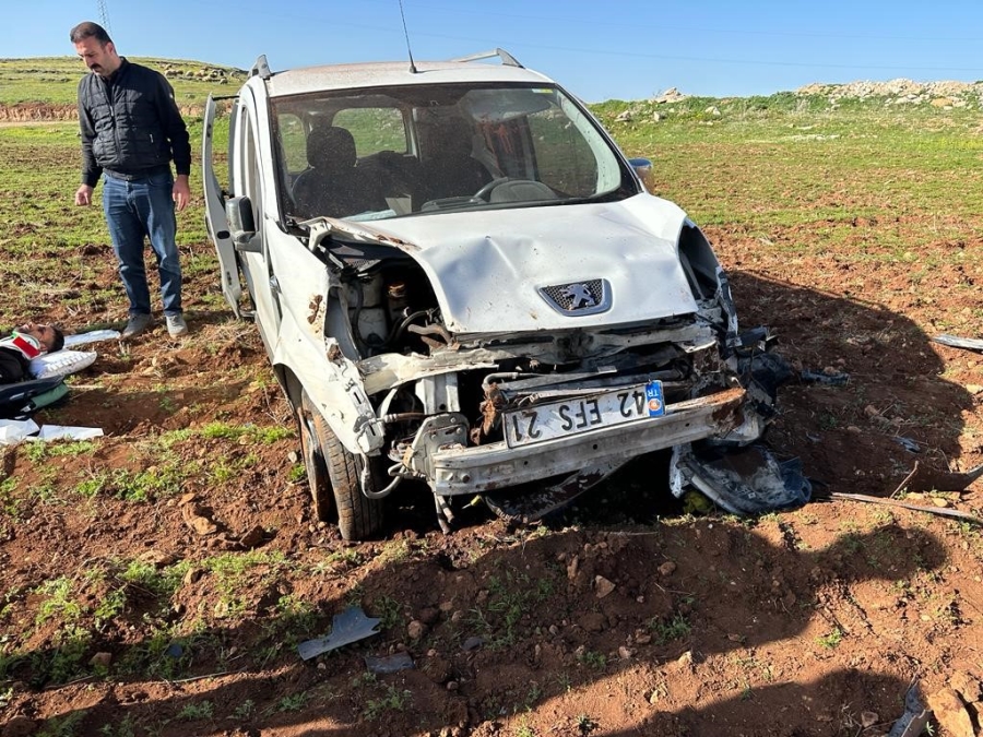 Midyat’ta ticari araç tarlaya uçtu: 2 yaralı