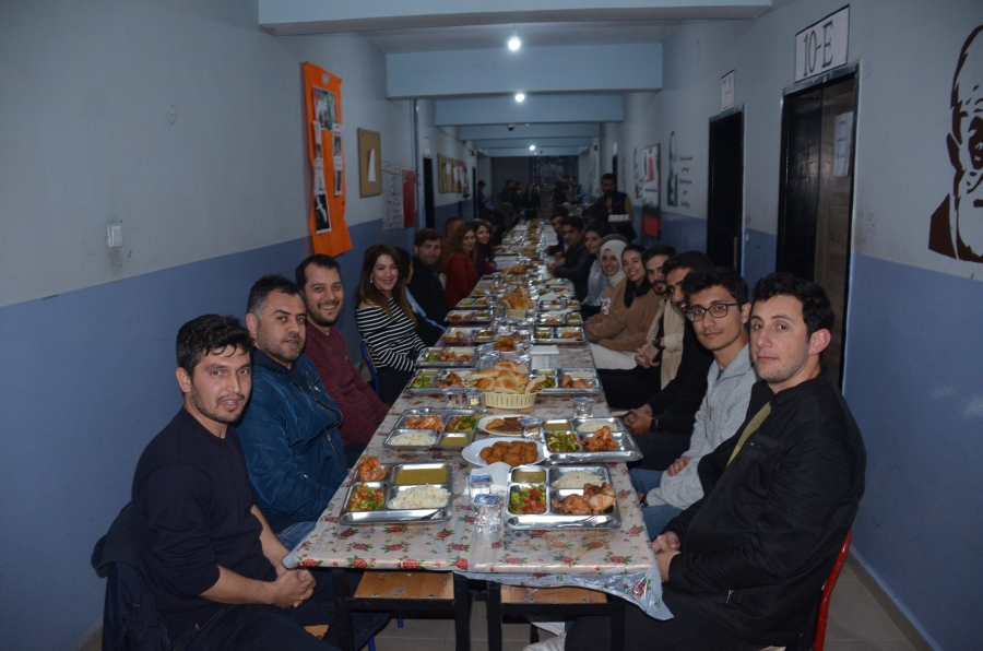 Şırnaklı öğrenciler, öğretmenleri ile birlikte iftar açıyor