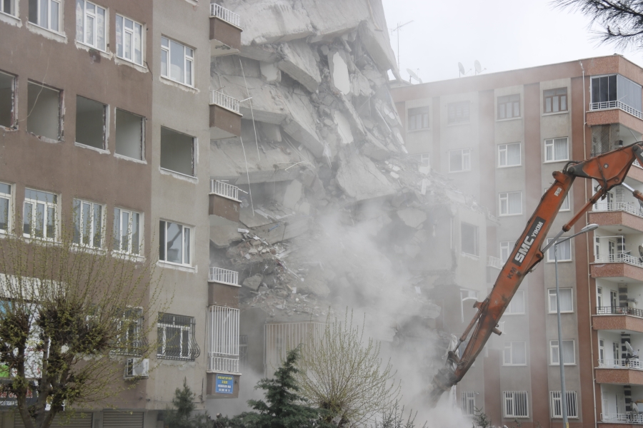 Diyarbakır’da bir kısmı yıkılan bina çöktü