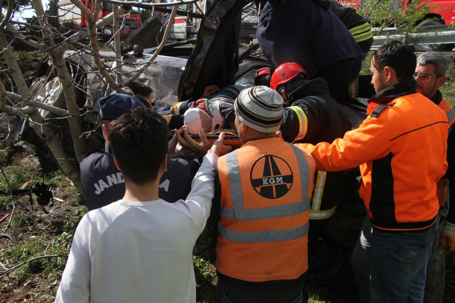 2 saat önce aldıkları otomobille kaza yaptılar: 1'i ağır 2 yaralı