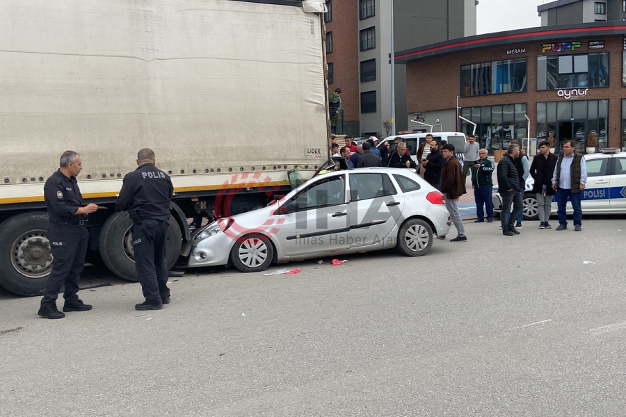 Konya'da otomobil park halindeki tıra çarptı: 1 ölü, 3 yaralı