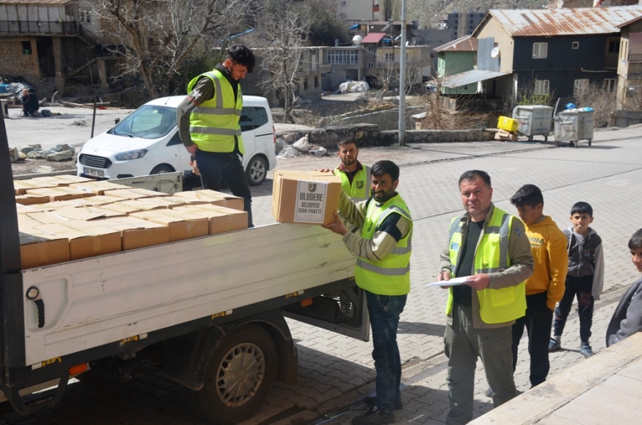 Uludere’de yardıma muhtaç ailelere 4 bin yardım kolisi dağıtıldı