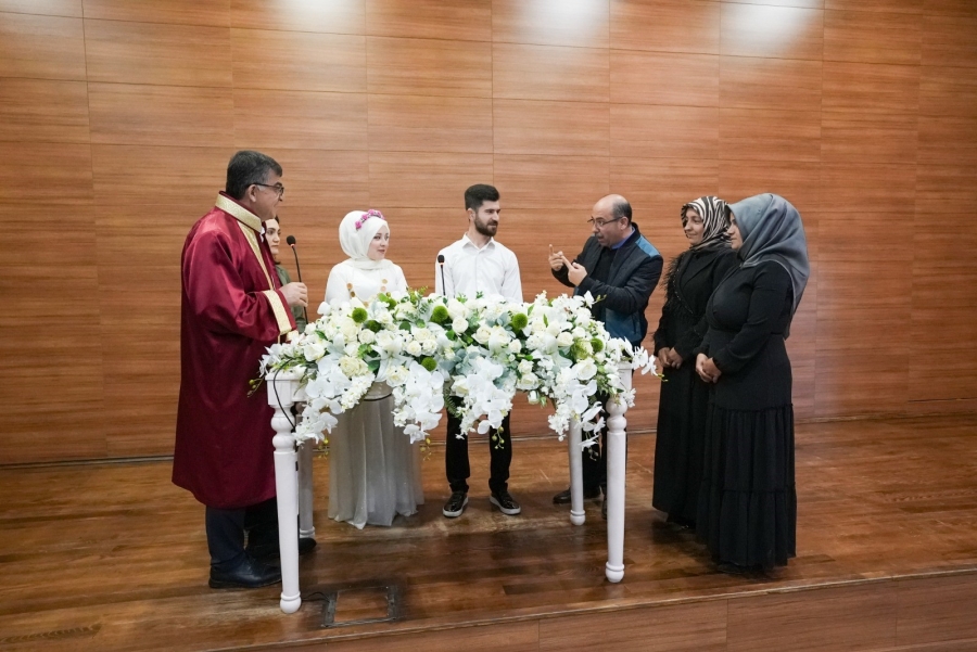 İşitme engelli çift, Fadıloğlu'nun kıydığı nikahla evlendi