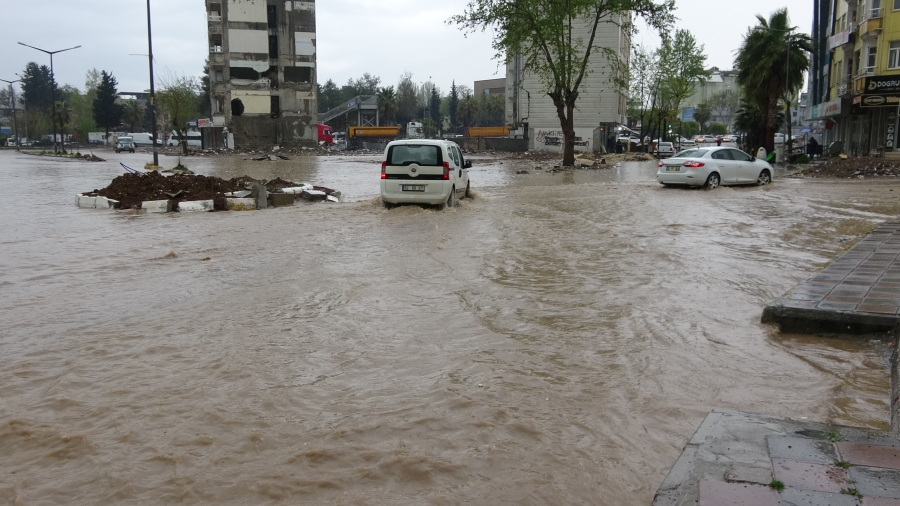 Adıyaman’da sağanak yağış cadde ve sokakları göle çevirdi