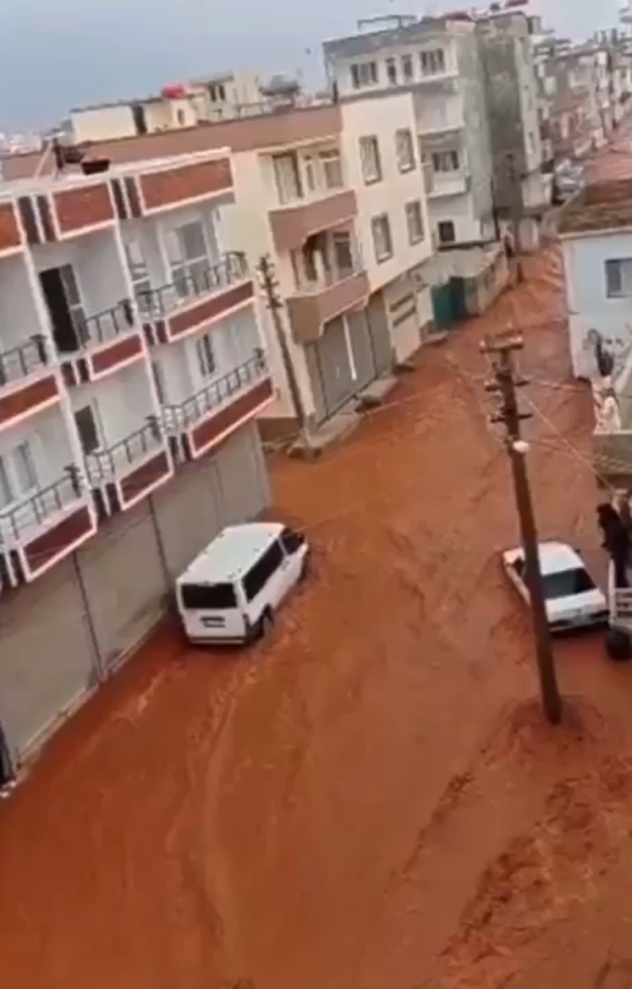 4 ilçede sağanak sele neden oldu