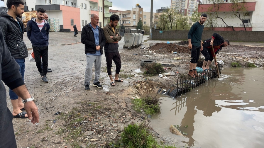 Midyat ve Nusaybin'de sel meydana geldi, evleri su bastı, yollar kapandı