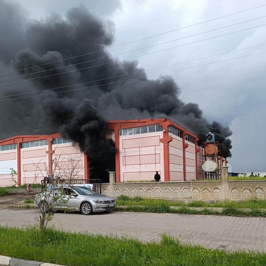 Cizre’de Geri dönüşüm Fabrikasında çıkan yangın büyümden söndürüldü