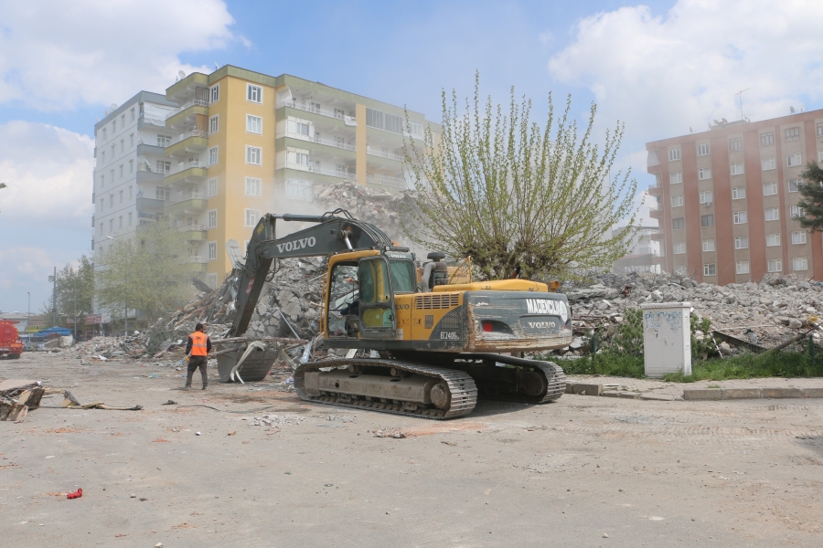 Diyarbakır’da bir kısmı çöken binanın yıkımı tamamlandı