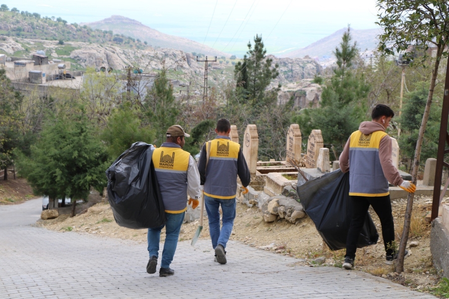 Mardin’de Ramazan Bayramı öncesi mezarlıklarda temizlik ve bakım çalışması