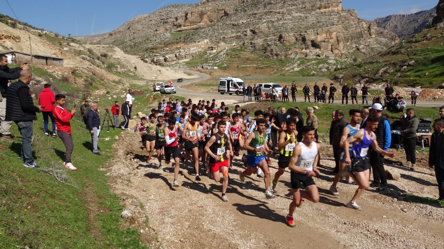 Siirt’te ilk defa yapılan Dağ Koşuları Şampiyonası’nda atletler, milli takım seçmeleri için yarıştı