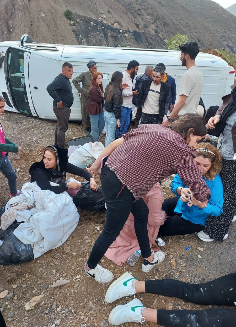 Şırnak'ta yolcu minibüsü devrildi: 8 yaralı