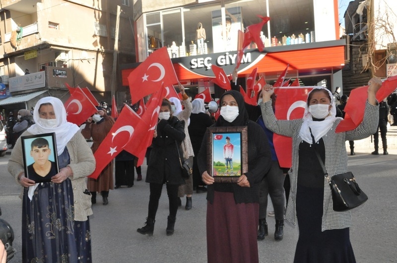 TERÖR MAĞDURU AİLELER HDP ÖNÜNDE EYLEM YAPTI