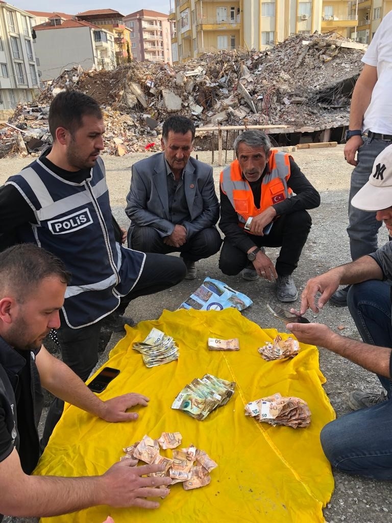 Çocuğunun eğitimi için biriktirdiği parasını polis teslim etti