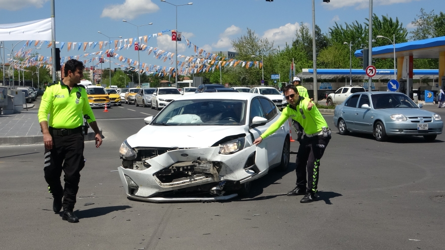 Diyarbakır’da otomobiller kavşakta çarpıştı: 2 yaralı