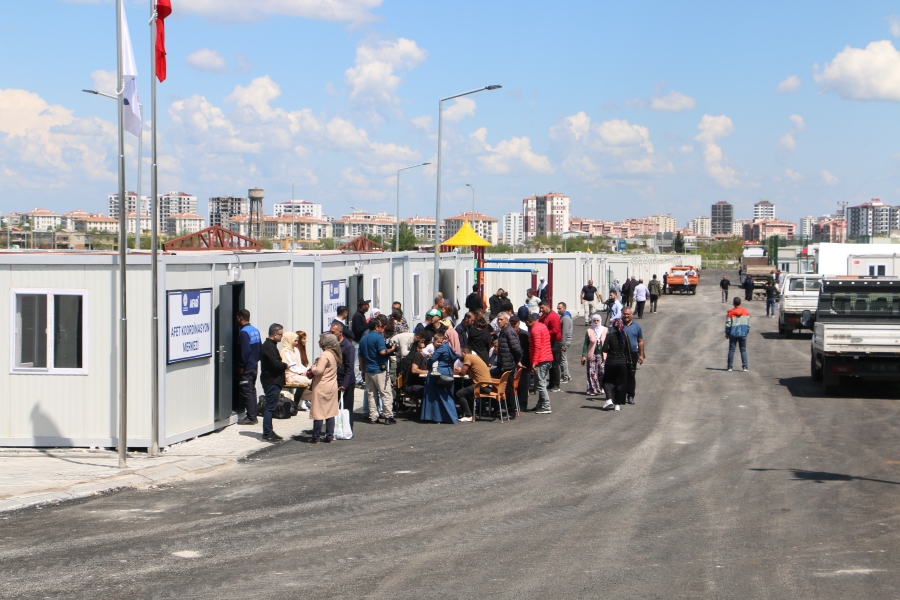 Diyarbakır’da depremzedeler konteynerlere yerleştiriliyor