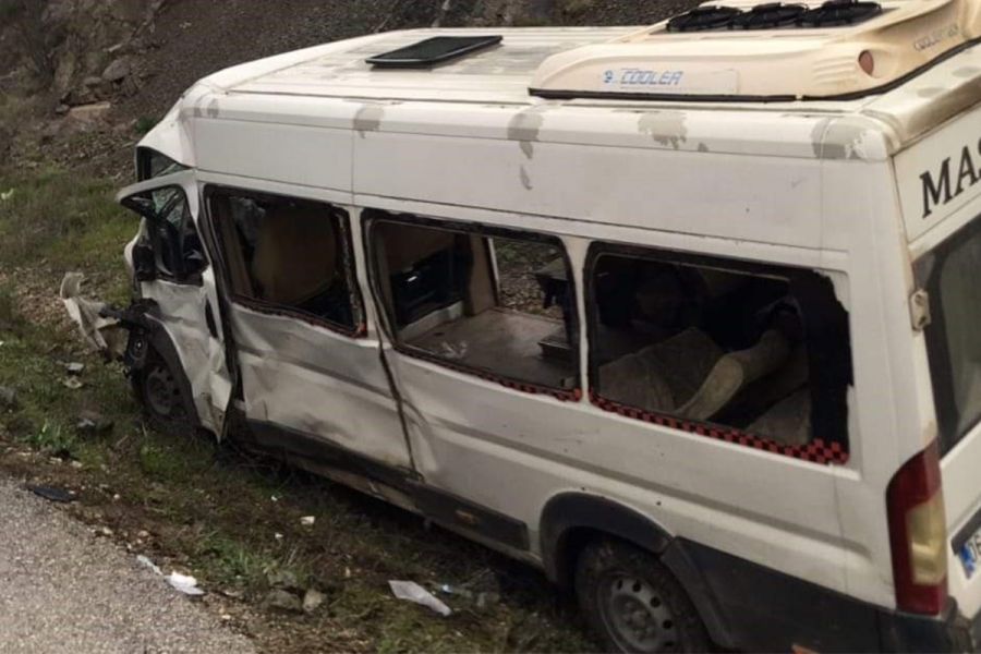 İşçi servisi otomobille çarpıştı: 3 ölü, 20 yaralı