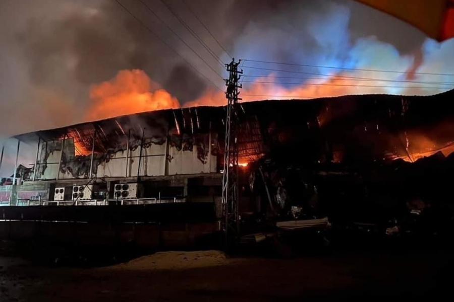 Elazığ'da tavuk fabrikası alev alev yandı