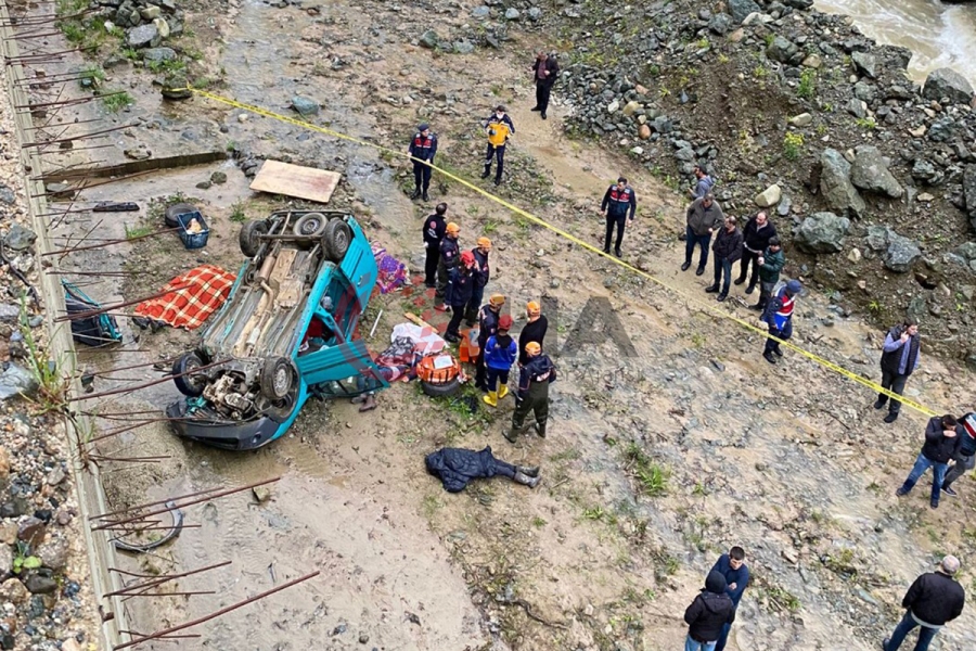 Rize'de araç dereye uçtu: 4 ölü, 1 ağır yaralı