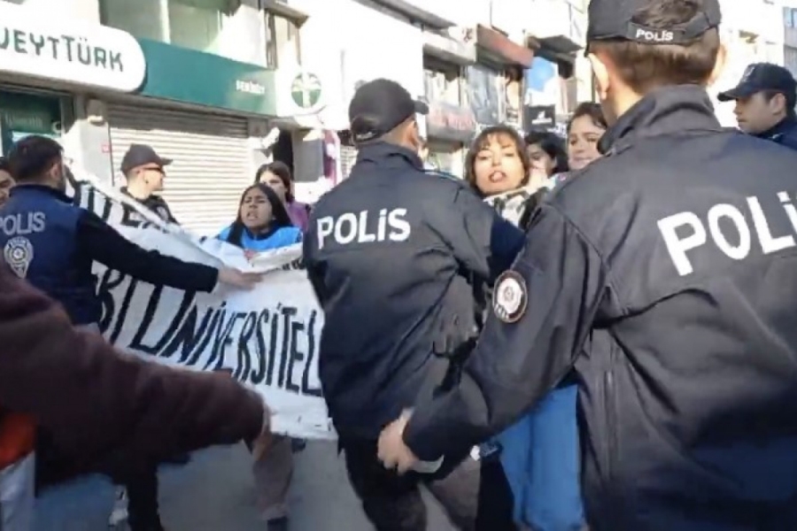 Taksim'e izinsiz yürümek isteyen gruplara polis müdahale etti