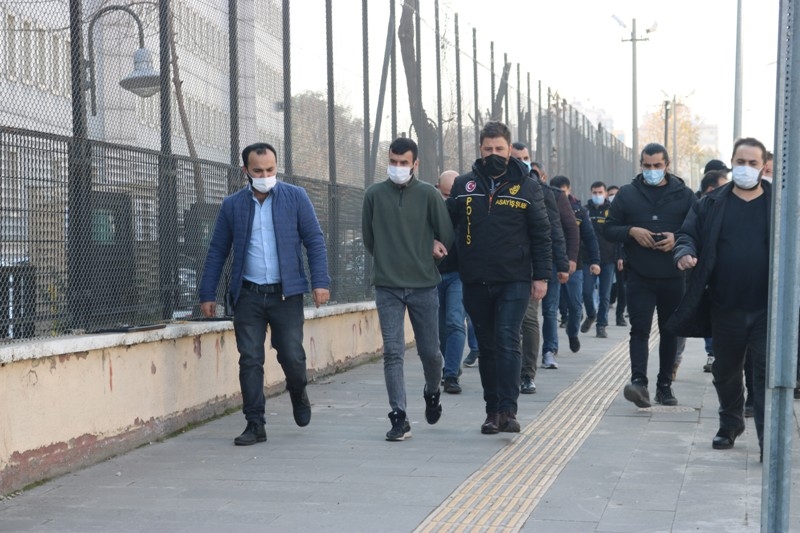 Sahte iş ilanı vererek vatandaşları dolandırmışlardı, adliyeye sevk edildiler