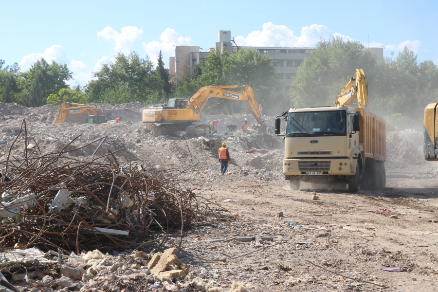 Depremden etkilenen Diyarbakır’da iki noktada enkaz kaldırma çalışmaları devam ediyor