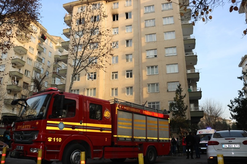 Doğum günü pastasındaki mumu söndürmeyi unuttular, yanan evde canlarını zor kurtardılar