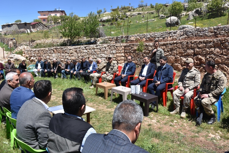 Köylüye devletin şefkat elini her daim hissettiren Vali Hacıbektaşoğlu, köy sakinleriyle bir araya geldi