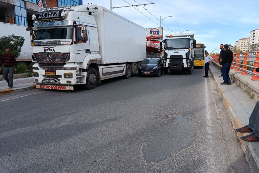 Seyir halindeki iki aracın arasına sıkışan otomobil trafiği felç etti