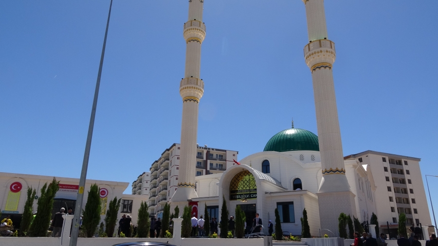 Siirtli iş adamı anne ve babasının hayrına cami yaptırdı