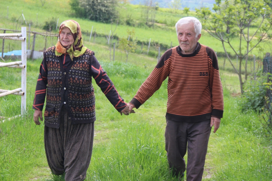 Mevsimlik aşklara inat yarım asrı aşkındır birlikteler