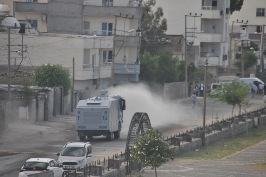 Yeşil Sol Parti Mitingi Sonrası Polise Taşlı Saldırı